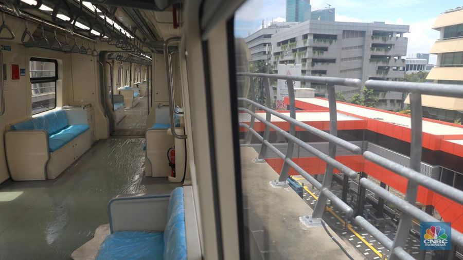 Sejumlah kereta Light Rail Transit atau LRT Jabodetabek saat melakukan uji coba di Stasiun Dukuh Atas, Jakarta, Kamis, (9/3). (CNBC Indonesia/ Muhammad Sabki)