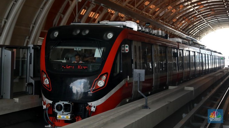 Sejumlah kereta Light Rail Transit atau LRT Jabodetabek saat melakukan uji coba di Stasiun Dukuh Atas, Jakarta, Kamis, (9/3). (CNBC Indonesia/ Muhammad Sabki)