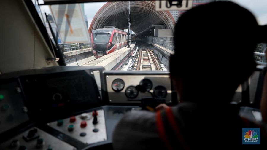 Sejumlah kereta Light Rail Transit atau LRT Jabodetabek saat melakukan uji coba di Stasiun Dukuh Atas, Jakarta, Kamis, (9/3). (CNBC Indonesia/ Muhammad Sabki)