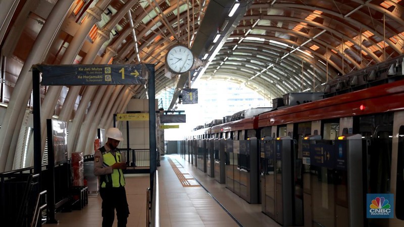 Sejumlah kereta Light Rail Transit atau LRT Jabodetabek saat melakukan uji coba di Stasiun Dukuh Atas, Jakarta, Kamis, (9/3). (CNBC Indonesia/ Muhammad Sabki)
