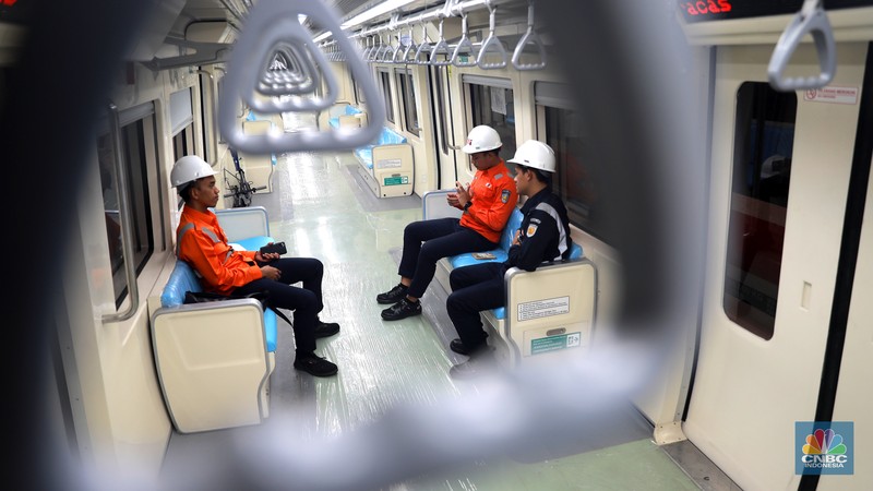 Sejumlah kereta Light Rail Transit atau LRT Jabodetabek saat melakukan uji coba di Stasiun Dukuh Atas, Jakarta, Kamis, (9/3). (CNBC Indonesia/ Muhammad Sabki)