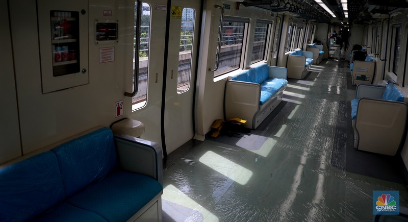 Sejumlah kereta Light Rail Transit atau LRT Jabodetabek saat melakukan uji coba di Stasiun Dukuh Atas, Jakarta, Kamis, (9/3). (CNBC Indonesia/ Muhammad Sabki)