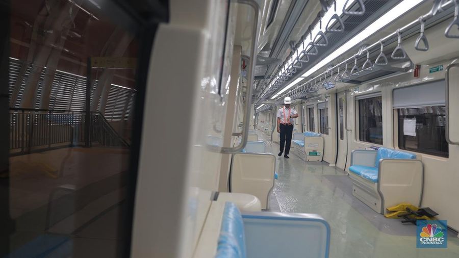 Sejumlah kereta Light Rail Transit atau LRT Jabodetabek saat melakukan uji coba di Stasiun Dukuh Atas, Jakarta, Kamis, (9/3). (CNBC Indonesia/ Muhammad Sabki)