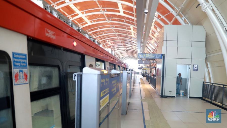 Sejumlah kereta Light Rail Transit atau LRT Jabodetabek saat melakukan uji coba di Stasiun Dukuh Atas, Jakarta, Kamis, (9/3). (CNBC Indonesia/ Muhammad Sabki)