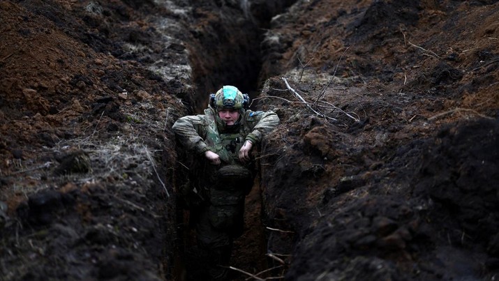 Seorang prajurit Ukraina bersembunyi di parit dekat kota garis depan Bakhmut di tengah serangan Rusia di Ukraina, wilayah Donetsk, Ukraina 8 Maret 2023. (REUTERS/LISI NIESNER) Seorang prajurit Ukraina bersembunyi di parit dekat kota garis depan Bakhmut di tengah serangan Rusia di Ukraina, wilayah Donetsk, Ukraina 8 Maret 2023. (REUTERS/LISI NIESNER)