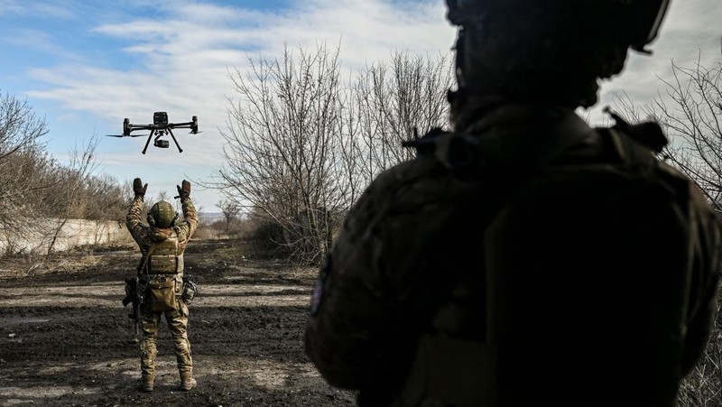 Prajurit Ukraina menembakkan howitzer self-propelled 2S5 Giatsint-S ke arah pasukan Rusia di luar kota garis depan Bakhmut, di tengah serangan Rusia terhadap Ukraina, di wilayah Donetsk, Ukraina 5 Maret 2023. (REUTERS/Stringer)