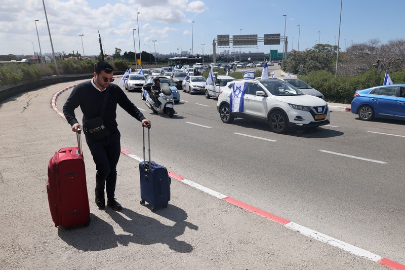 Warga Israel memprotes RUU reformasi peradilan kontroversial pemerintah, di Haifa pada 9 Maret 2023. (JALAA MAREY/AFP via Getty Images)