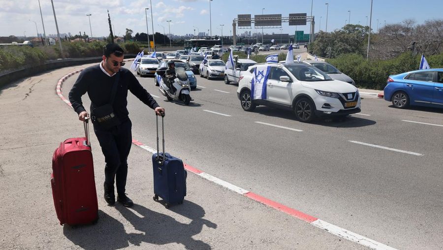 Warga Israel memprotes RUU reformasi peradilan kontroversial pemerintah, di Haifa pada 9 Maret 2023. (JALAA MAREY/AFP via Getty Images)