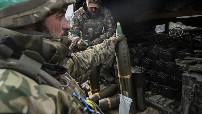Prajurit Ukraina menembakkan howitzer self-propelled 2S5 Giatsint-S ke arah pasukan Rusia di luar kota garis depan Bakhmut, di tengah serangan Rusia terhadap Ukraina, di wilayah Donetsk, Ukraina 5 Maret 2023. (REUTERS/Stringer)