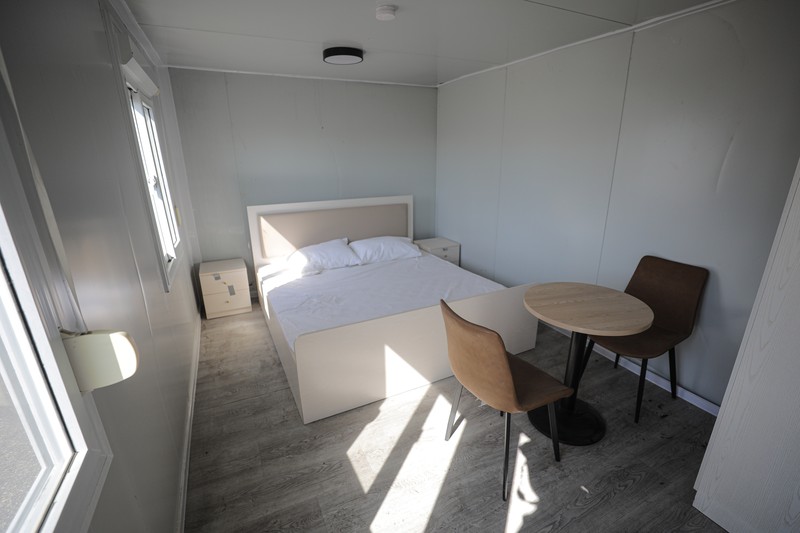 Tampilan peti kemas, masing-masing 18 meter persegi dan terdiri dari kamar tidur dan kamar mandi, dibangun untuk Piala Dunia FIFA 2022, pengiriman untuk para penyintas gempa, di Hatay, Turkiye pada 09 Maret 2023. Tampilan peti kemas, masing-masing 18 meter persegi dan terdiri dari kamar tidur dan kamar mandi, dibangun untuk Piala Dunia FIFA 2022, pengiriman untuk para penyintas gempa, di Hatay, Turkiye pada 09 Maret 2023. Qatar telah menyumbangkan 10.000 peti kemas ke Turkiye yang dilanda gempa dan direncanakan untuk menetapkan 5.000 di antaranya di distrik Iskenderun di Hatay. (Oguz Yeter/Anadolu Agency via Getty Images)