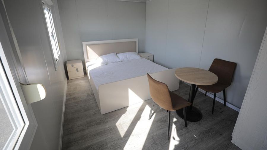 Tampilan peti kemas, masing-masing 18 meter persegi dan terdiri dari kamar tidur dan kamar mandi, dibangun untuk Piala Dunia FIFA 2022, pengiriman untuk para penyintas gempa, di Hatay, Turkiye pada 09 Maret 2023. Qatar telah menyumbangkan 10.000 peti kemas ke Turkiye yang dilanda gempa dan direncanakan untuk menetapkan 5.000 di antaranya di distrik Iskenderun di Hatay. (Oguz Yeter/Anadolu Agency via Getty Images)