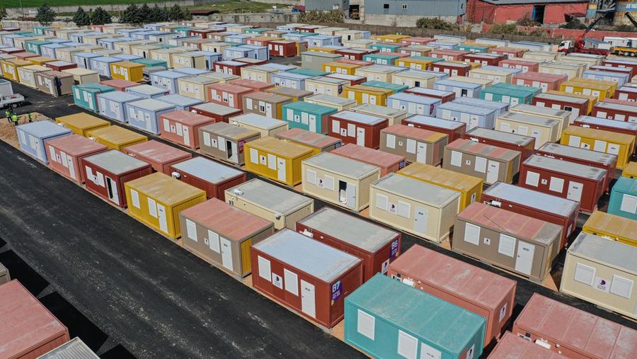 Tampilan peti kemas, masing-masing 18 meter persegi dan terdiri dari kamar tidur dan kamar mandi, dibangun untuk Piala Dunia FIFA 2022, pengiriman untuk para penyintas gempa, di Hatay, Turkiye pada 09 Maret 2023. Qatar telah menyumbangkan 10.000 peti kemas ke Turkiye yang dilanda gempa dan direncanakan untuk menetapkan 5.000 di antaranya di distrik Iskenderun di Hatay. (Oguz Yeter/Anadolu Agency via Getty Images)