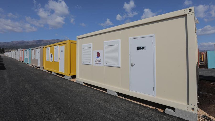 Tampilan peti kemas, masing-masing 18 meter persegi dan terdiri dari kamar tidur dan kamar mandi, dibangun untuk Piala Dunia FIFA 2022, pengiriman untuk para penyintas gempa, di Hatay, Turkiye pada 09 Maret 2023. Qatar telah menyumbangkan 10.000 peti kemas ke Turkiye yang dilanda gempa dan direncanakan untuk menetapkan 5.000 di antaranya di distrik Iskenderun di Hatay. (Oguz Yeter/Anadolu Agency via Getty Images)
