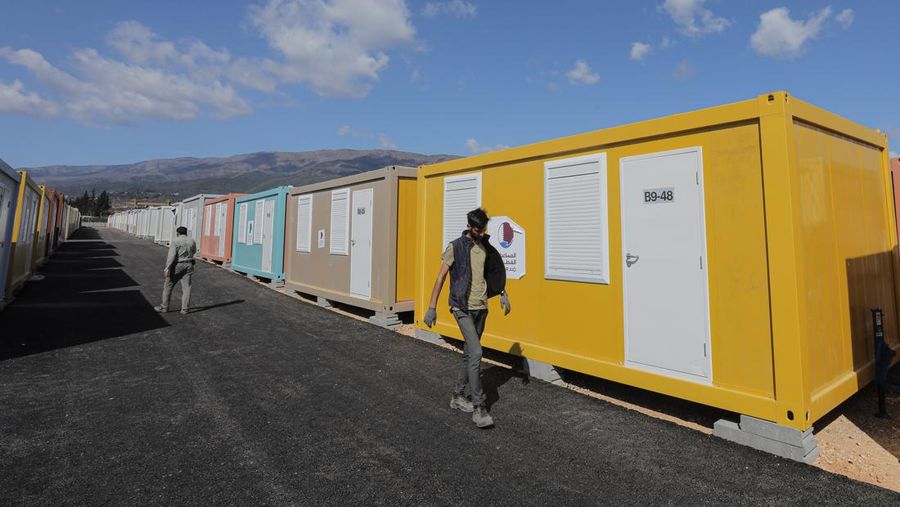 Tampilan peti kemas, masing-masing 18 meter persegi dan terdiri dari kamar tidur dan kamar mandi, dibangun untuk Piala Dunia FIFA 2022, pengiriman untuk para penyintas gempa, di Hatay, Turkiye pada 09 Maret 2023. Qatar telah menyumbangkan 10.000 peti kemas ke Turkiye yang dilanda gempa dan direncanakan untuk menetapkan 5.000 di antaranya di distrik Iskenderun di Hatay. (Oguz Yeter/Anadolu Agency via Getty Images)