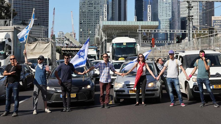 Warga Israel memprotes RUU reformasi peradilan kontroversial pemerintah, di Haifa pada 9 Maret 2023. (JALAA MAREY/AFP via Getty Images)