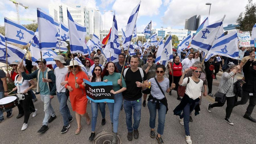Warga Israel memprotes RUU reformasi peradilan kontroversial pemerintah, di Haifa pada 9 Maret 2023. (JALAA MAREY/AFP via Getty Images)