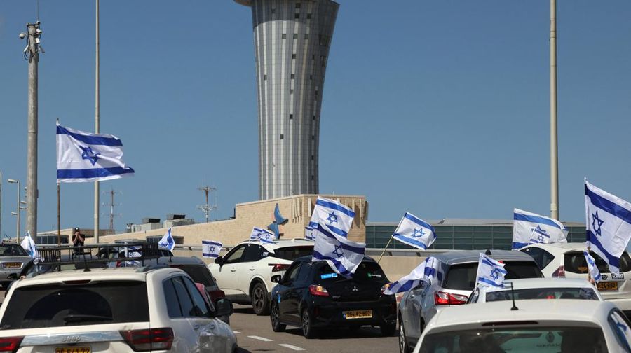 Warga Israel memprotes RUU reformasi peradilan kontroversial pemerintah, di Haifa pada 9 Maret 2023. (JALAA MAREY/AFP via Getty Images)