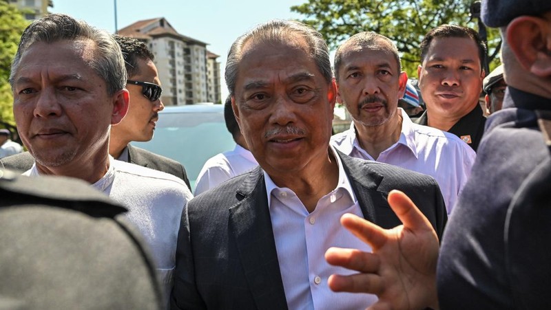 Badan anti-korupsi Malaysia menangkap mantan Perdana Menteri (PM) Muhyiddin Yassin pada hari Kamis, (9/3/2023). Ia dituding melakukan penyalahgunaan kekuasaan dan juga pencucian uang. (NurPhoto via Getty Images)