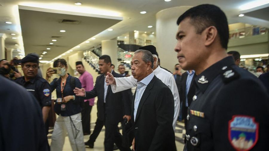 Badan anti-korupsi Malaysia menangkap mantan Perdana Menteri (PM) Muhyiddin Yassin pada hari Kamis, (9/3/2023). Ia dituding melakukan penyalahgunaan kekuasaan dan juga pencucian uang. (NurPhoto via Getty Images)