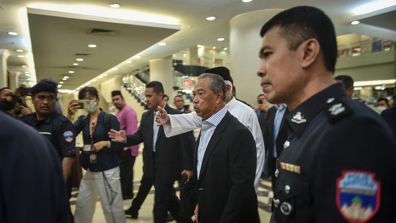 Badan anti-korupsi Malaysia menangkap mantan Perdana Menteri (PM) Muhyiddin Yassin pada hari Kamis, (9/3/2023). Ia dituding melakukan penyalahgunaan kekuasaan dan juga pencucian uang. (NurPhoto via Getty Images)