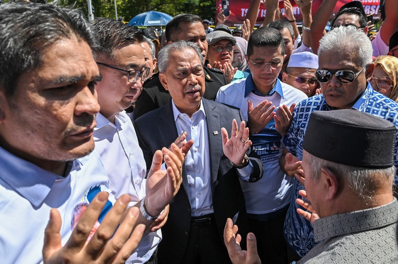 Badan anti-korupsi Malaysia menangkap mantan Perdana Menteri (PM) Muhyiddin Yassin pada hari Kamis, (9/3/2023). Ia dituding melakukan penyalahgunaan kekuasaan dan juga pencucian uang. (NurPhoto via Getty Images) Badan anti-korupsi Malaysia menangkap mantan Perdana Menteri (PM) Muhyiddin Yassin pada hari Kamis, (9/3/2023). Ia dituding melakukan penyalahgunaan kekuasaan dan juga pencucian uang. (NurPhoto via Getty Images)