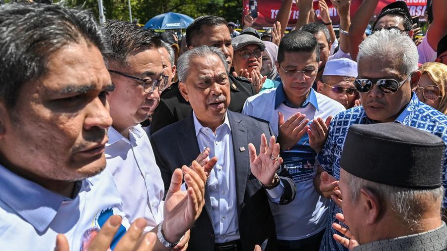 Badan anti-korupsi Malaysia menangkap mantan Perdana Menteri (PM) Muhyiddin Yassin pada hari Kamis, (9/3/2023). Ia dituding melakukan penyalahgunaan kekuasaan dan juga pencucian uang. (NurPhoto via Getty Images)