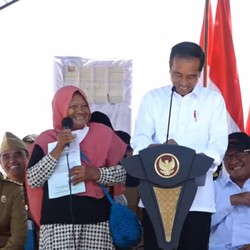 Bagi-bagi Sertifikat Tanah, Jokowi Becanda Soal 'Bajak Sawah'