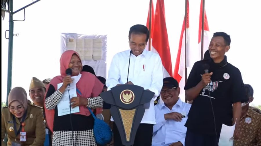 Presiden Joko Widodo berkunjung ke Kabupaten Blora, untuk membagikan sertifikat tanah SK perhutanan sosial dan SK tanah obyek reforma agraria (TORA), Jumat (10/3/2023).