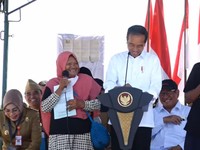 Bagi-bagi Sertifikat Tanah, Jokowi Becanda Soal 'Bajak Sawah'