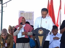 Bagi-bagi Sertifikat Tanah, Jokowi Becanda Soal 'Bajak Sawah'