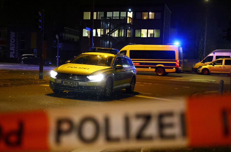 Pasukan khusus memeriksa lokasi kejadian penembakan massal di Jerman. (AP/Jonas Walzberg) Pasukan khusus memeriksa lokasi kejadian penembakan massal di Jerman. (AP/Jonas Walzberg)