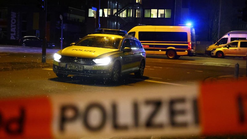 Pasukan khusus memeriksa lokasi kejadian penembakan massal di Jerman. (AP/Jonas Walzberg)