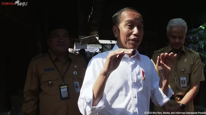 Keterangan Pers Presiden Jokowi saat kunjungi Pasar Mendenrejo, Blora, 10 Maret 2023. (Tangkapan layar youtube Setpres RI)