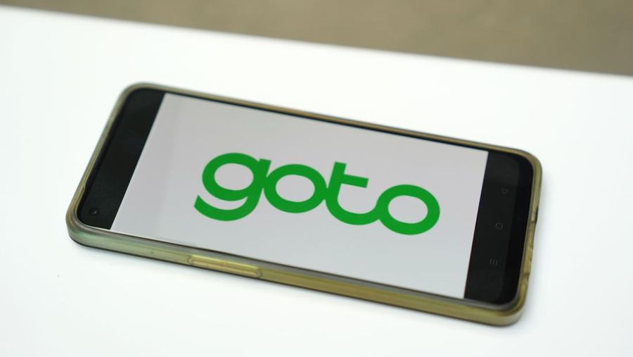 The Goto logo on a smartphone arranged in Jakarta, Indonesia, on Monday, Dec. 12, 2022. GoTo Group jumped Tuesday as investors focused on valuation after recent sharp declines and Indonesias bourse said its monitoring the stocks movements. Shares of the Indonesian tech startup have fallen more than 70 percent since it's listing in April. Photographer: Dimas Ardian/Bloomberg via Getty Images