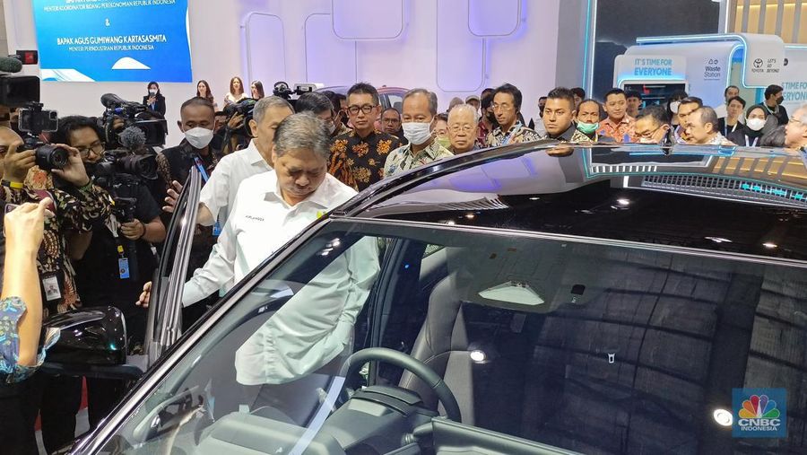 Menteri Koordinator Bidang Perekonomian Airlangga Hartarto membuka Jakarta Gaikindo Auto Week (GJAW) 2023. Dalam kesempatan ini, Ia menyebutu bahwa fasilitas infrastruktur tidak bisa memenuhi pertumbuhan industri kendaraan yang terus naik pasca pandemi Covid-19. (CNBC Indonesia/Ferry Sandi)