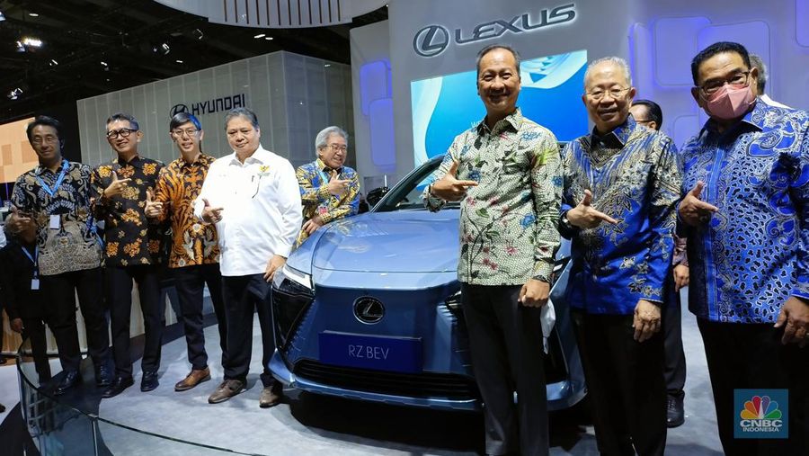 Menteri Koordinator Bidang Perekonomian Airlangga Hartarto membuka Jakarta Gaikindo Auto Week (GJAW) 2023. Dalam kesempatan ini, Ia menyebutu bahwa fasilitas infrastruktur tidak bisa memenuhi pertumbuhan industri kendaraan yang terus naik pasca pandemi Covid-19. (CNBC Indonesia/Ferry Sandi)