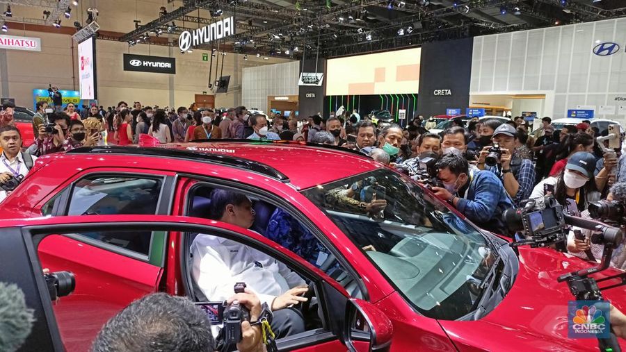 Menteri Koordinator Bidang Perekonomian Airlangga Hartarto membuka Jakarta Gaikindo Auto Week (GJAW) 2023. Dalam kesempatan ini, Ia menyebutu bahwa fasilitas infrastruktur tidak bisa memenuhi pertumbuhan industri kendaraan yang terus naik pasca pandemi Covid-19.  (CNBC Indonesia/Ferry Sandi)