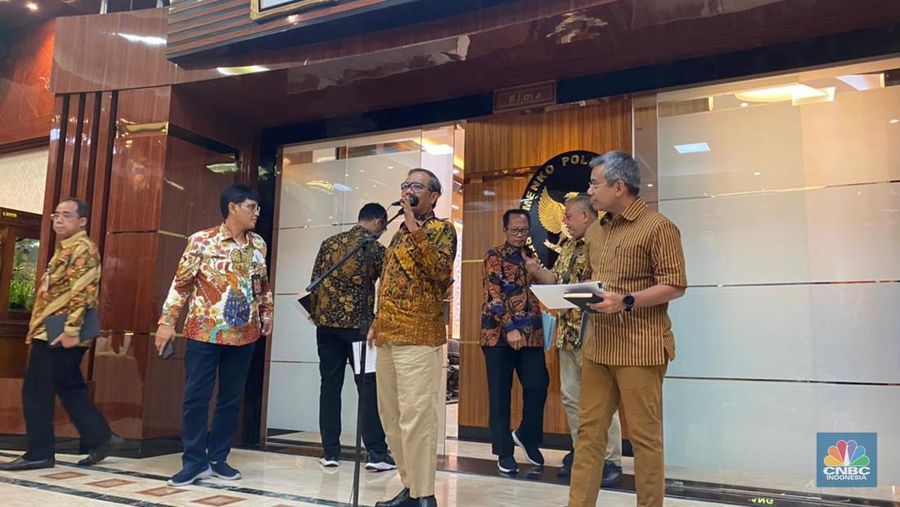Menteri Koordinator Bidang Politik, Hukum, dan Keamanan Mahfud Md memberikan keterangan pers usai bertemu dengan perwakilan Kementerian Keuangan (Kemenkeu) membahas transaksi gelap senilai Rp 300 triliun untuk rentang waktu 2009 sampai 2023. (CNBC Indonesia/Anisa Sopiah)