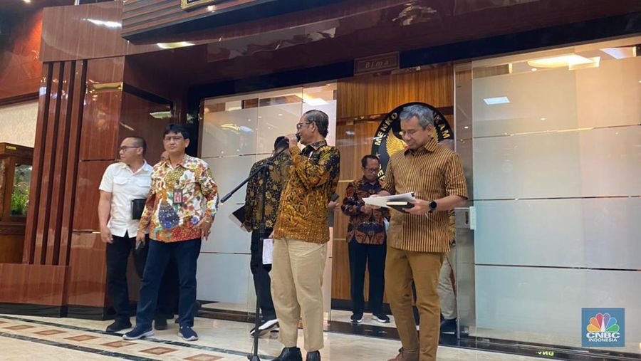 Menteri Koordinator Bidang Politik, Hukum, dan Keamanan Mahfud Md memberikan keterangan pers usai bertemu dengan perwakilan Kementerian Keuangan (Kemenkeu) membahas transaksi gelap senilai Rp 300 triliun untuk rentang waktu 2009 sampai 2023. (CNBC Indonesia/Anisa Sopiah)