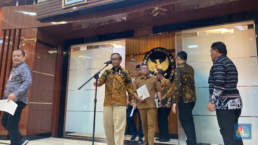 Menteri Koordinator Bidang Politik, Hukum, dan Keamanan Mahfud Md memberikan keterangan pers usai bertemu dengan perwakilan Kementerian Keuangan (Kemenkeu) membahas transaksi gelap senilai Rp 300 triliun untuk rentang waktu 2009 sampai 2023.