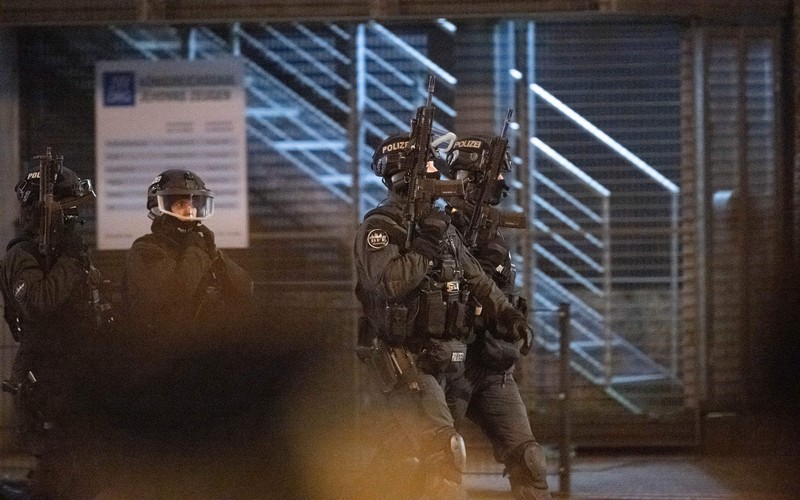 Pasukan khusus memeriksa lokasi kejadian penembakan massal di Jerman. (AP/Jonas Walzberg)