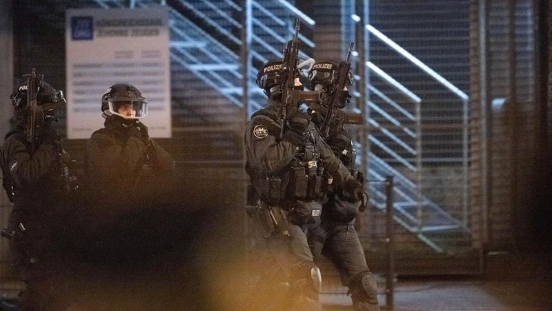 Pasukan khusus memeriksa lokasi kejadian penembakan massal di Jerman. (AP/Jonas Walzberg)