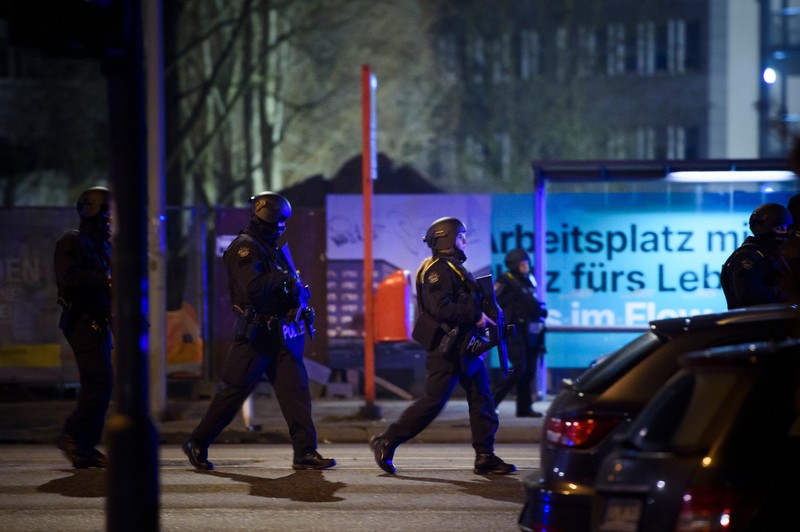 Pasukan khusus memeriksa lokasi kejadian penembakan massal di Jerman. (AP/Jonas Walzberg) Pasukan khusus memeriksa lokasi kejadian penembakan massal di Jerman. (AP/Jonas Walzberg)