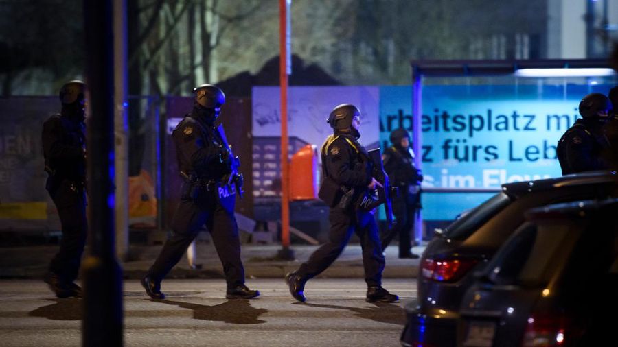 Pasukan khusus memeriksa lokasi kejadian penembakan massal di Jerman. (AP/Jonas Walzberg)