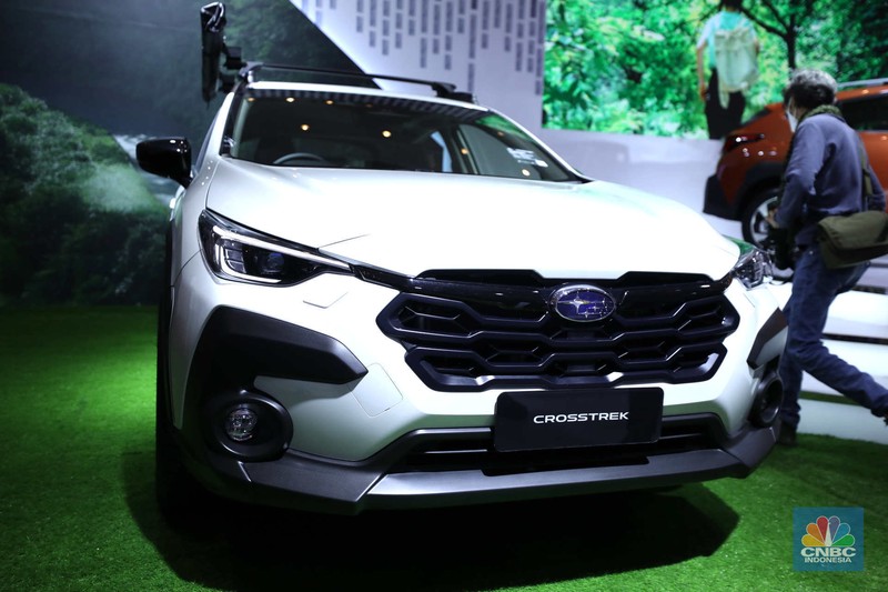 Paula Dewiyanti President Director Subaru Indonesia (kanan) dan Arie Christopher, Chief Operating Officer Subaru Indonesia (kiri) memperkenalkan the all-new Subaru Crosstrek pada hari pembukaan GAIKINDO Jakarta Auto Week (GJAW) 2023 di Jakarta Convention Center (JCC), Jumat (10/3/2023). Paula Dewiyanti President Director Subaru Indonesia (kanan) dan Arie Christopher, Chief Operating Officer Subaru Indonesia (kiri) memperkenalkan the all-new Subaru Crosstrek pada hari pembukaan GAIKINDO Jakarta Auto Week (GJAW) 2023 di Jakarta Convention Center (JCC), Jumat (10/3/2023). (CNBC Indonesia/Tri Susilo)