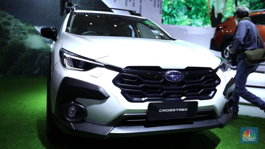 Paula Dewiyanti President Director Subaru Indonesia (kanan) dan Arie Christopher, Chief Operating Officer Subaru Indonesia (kiri) memperkenalkan the all-new Subaru Crosstrek pada hari pembukaan GAIKINDO Jakarta Auto Week (GJAW) 2023 di Jakarta Convention Center (JCC), Jumat (10/3/2023). (CNBC Indonesia/Tri Susilo)