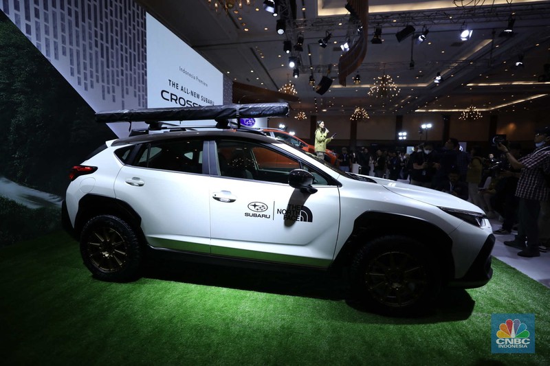 Paula Dewiyanti President Director Subaru Indonesia (kanan) dan Arie Christopher, Chief Operating Officer Subaru Indonesia (kiri) memperkenalkan the all-new Subaru Crosstrek pada hari pembukaan GAIKINDO Jakarta Auto Week (GJAW) 2023 di Jakarta Convention Center (JCC), Jumat (10/3/2023). (CNBC Indonesia/Tri Susilo)