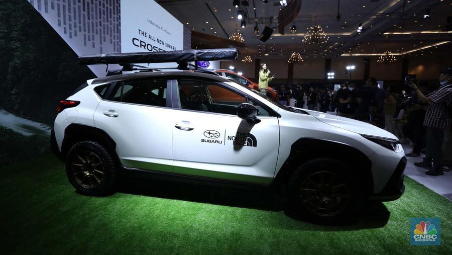 Paula Dewiyanti President Director Subaru Indonesia (kanan) dan Arie Christopher, Chief Operating Officer Subaru Indonesia (kiri) memperkenalkan the all-new Subaru Crosstrek pada hari pembukaan GAIKINDO Jakarta Auto Week (GJAW) 2023 di Jakarta Convention Center (JCC), Jumat (10/3/2023). (CNBC Indonesia/Tri Susilo)