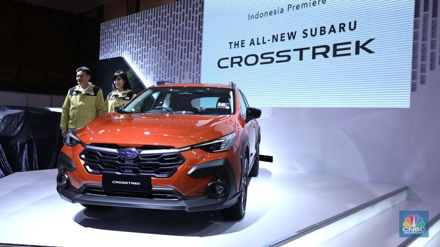 Paula Dewiyanti President Director Subaru Indonesia (kanan) dan Arie Christopher, Chief Operating Officer Subaru Indonesia (kiri) memperkenalkan the all-new Subaru Crosstrek pada hari pembukaan GAIKINDO Jakarta Auto Week (GJAW) 2023 di Jakarta Convention Center (JCC), Jumat (10/3/2023). (CNBC Indonesia/Tri Susilo)