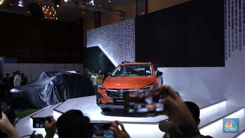 Paula Dewiyanti President Director Subaru Indonesia (kanan) dan Arie Christopher, Chief Operating Officer Subaru Indonesia (kiri) memperkenalkan the all-new Subaru Crosstrek pada hari pembukaan GAIKINDO Jakarta Auto Week (GJAW) 2023 di Jakarta Convention Center (JCC), Jumat (10/3/2023). Paula Dewiyanti President Director Subaru Indonesia (kanan) dan Arie Christopher, Chief Operating Officer Subaru Indonesia (kiri) memperkenalkan the all-new Subaru Crosstrek pada hari pembukaan GAIKINDO Jakarta Auto Week (GJAW) 2023 di Jakarta Convention Center (JCC), Jumat (10/3/2023). (CNBC Indonesia/Tri Susilo)